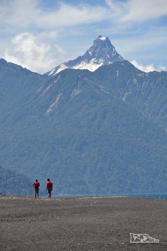 O vulcão Pontiagudo visto do Lago de Todos os Santos, na região de Puerto Varas, no sul do Chile